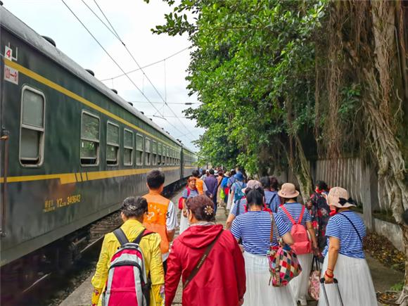 慢火车，回家的温情之旅