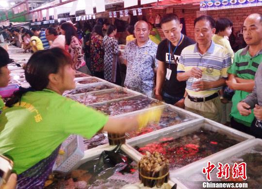 三亚一海鲜店用死海鲜偷换活海鲜