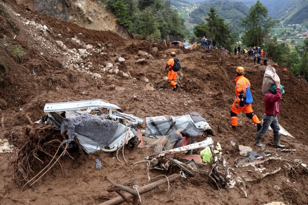 两客机在危地马拉上空险相撞