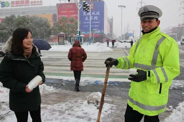 自驾返乡遇暴雪，电车行驶意外挑战之路