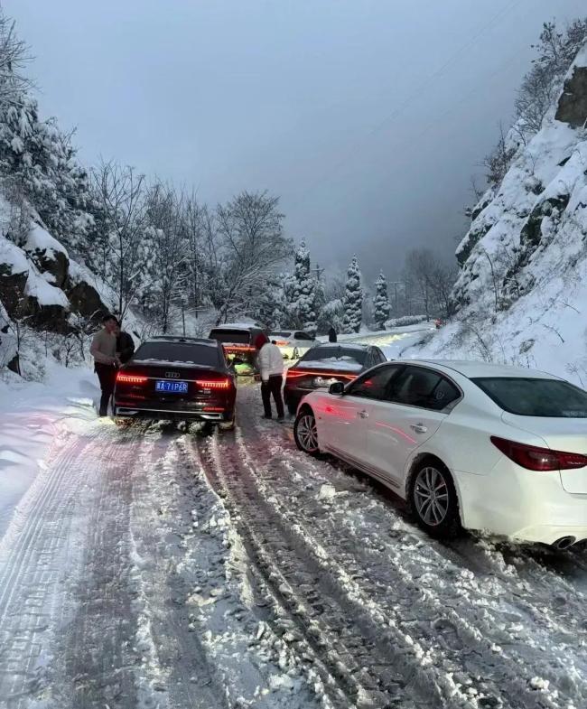 高速暴雪下的返乡艰辛旅程，白昼至黑夜的拥堵之旅