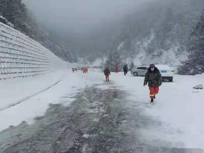 玉龙雪山突降大雪游客被困