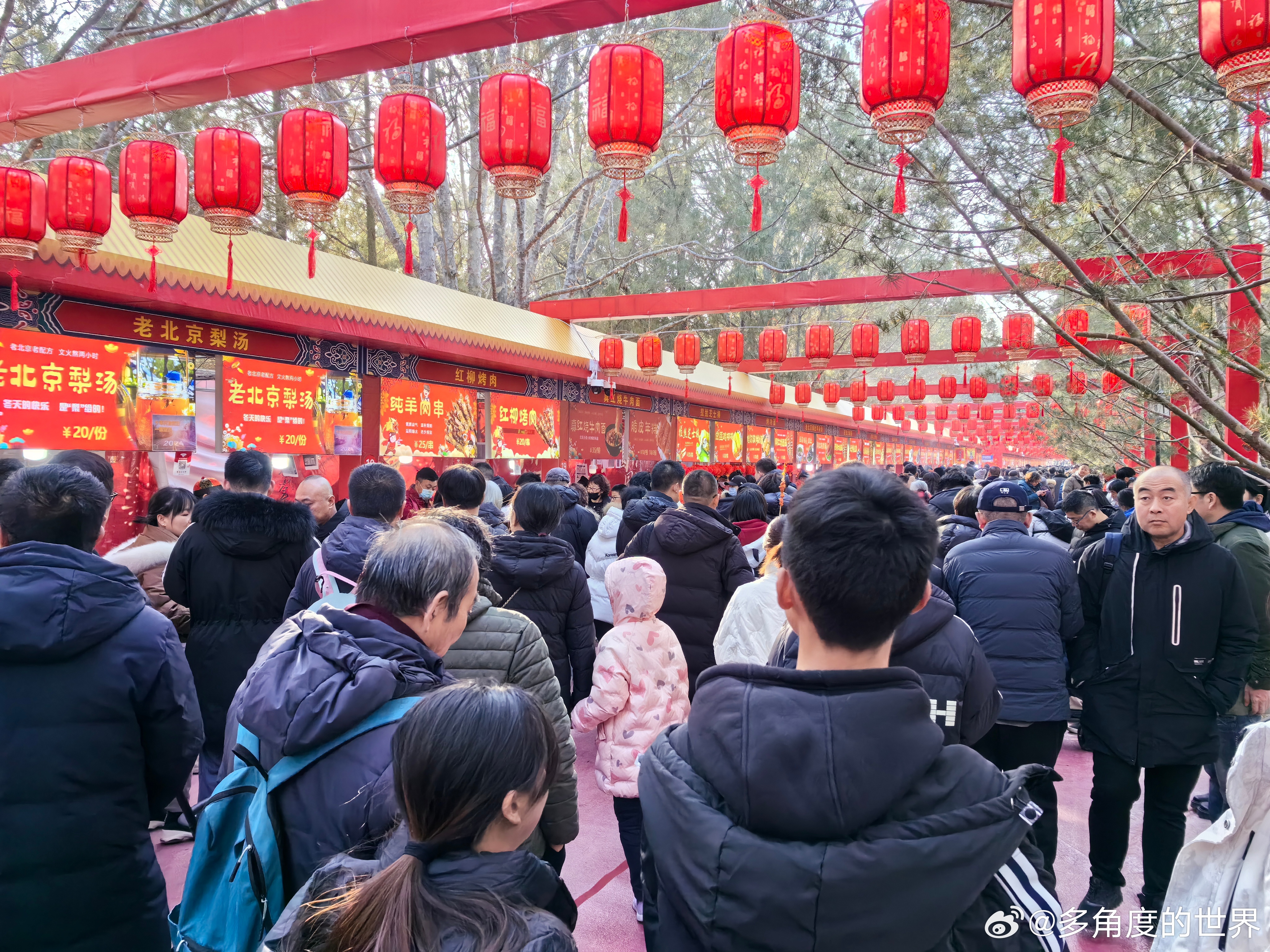 正月初一庙会盛况，热闹非凡的庆典活动