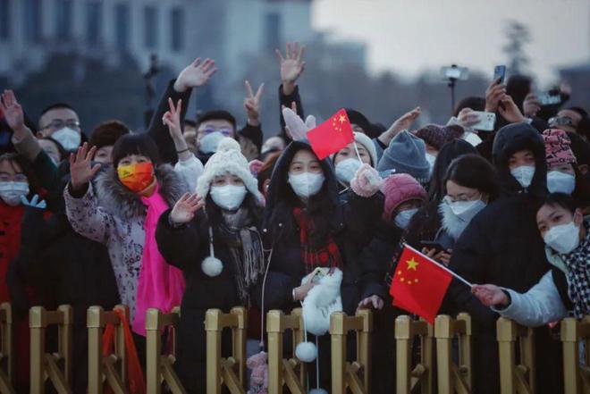 天安门广场大年初一升旗仪式，传统与现代的完美交融