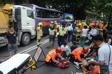 香港旅行团领队上海坠车身亡事件，悲痛与反思